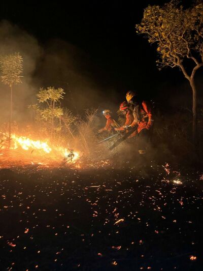 Imagem da notícia Incêndio em terreno baldio ameaça residências e mobiliza Bombeiros em Paranaíba